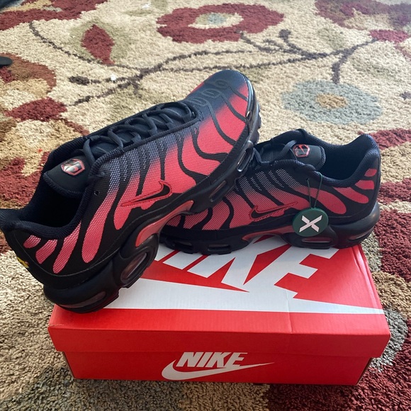 Selling Nike air max plus